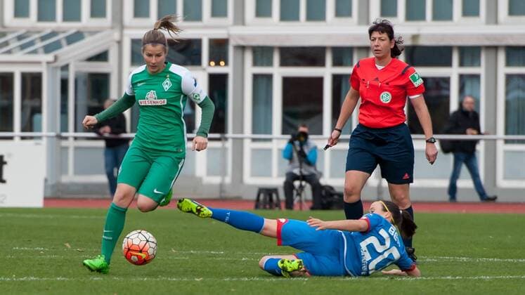 v.li.: Marie-Louise Eta (SV Werder Bremen, 6) im Zweikampf mit Theresa Betz (TSG 1899 Hoffenheim, 20), Fussball, Allianz Frauen-Bundesliga, SV Werder Bremen - TSG 1899 Hoffenheim, xobx