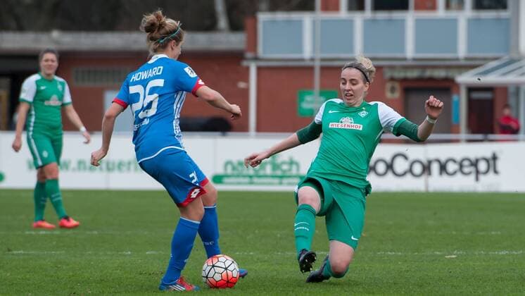 v.li.: Sophie Howard (TSG 1899 Hoffenheim, 26) im Zweikampf mit Katharina Schiechtl (SV Werder Bremen, 9), Fussball, Allianz Frauen-Bundesliga, SV Werder Bremen - TSG 1899 Hoffenheim, xobx