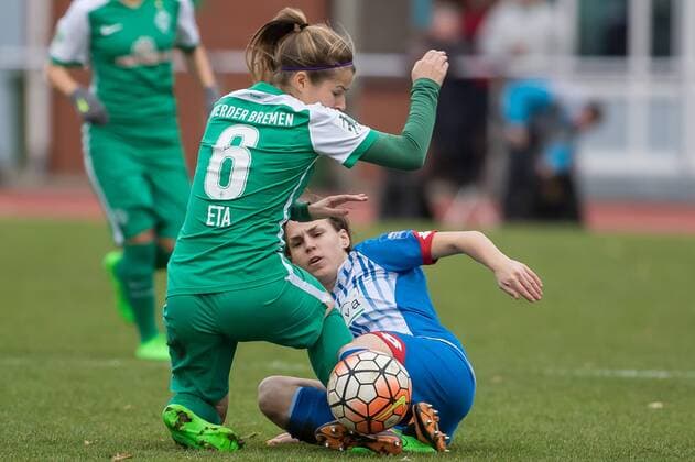 v.li.: Marie-Louise Eta (SV Werder Bremen, 6) und Dora Zeller (TSG 1899 Hoffenheim, 11) im Zweikampf, Duell, duel, tackle, Fussball, Allianz Frauen-Bundesliga, SV Werder Bremen - TSG 1899 Hoffenheim, xdgx