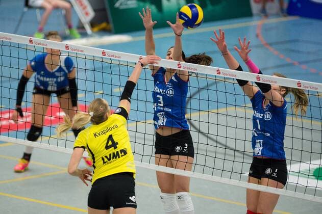 06.12.2015, Halle Berg Fidel, Muenster Volleyball, Bundesliga Frauen, USC Münster Muenster vs. Allianz MTV Stuttgart Angriff Michala Kvapilova ( 4 Muenster) - Block Doppelblock stitt03, Jelena Wlk ( 1 Stuttgart)