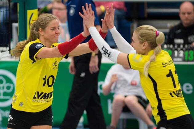 06.12.2015, Halle Berg Fidel, Muenster Volleyball, Bundesliga Frauen, USC Münster Muenster vs. Allianz MTV Stuttgart Jubel Ashley Benson ( 10 Muenster), Lucie Smutna ( 11 Muenster)