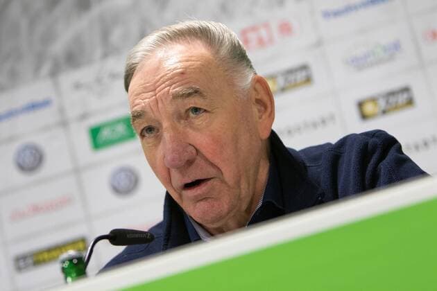 Fußball, Allianz Frauen Bundesliga, VfL Wolfsburg - 1. FFC Turbine Potsdam; Bernd Schröder (Bernd Schroeder, Trainer, Potsdam) Porträt, Portrait, Einzelbild. xtgx