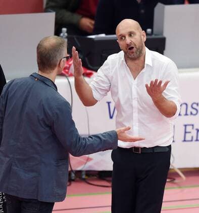 Volleyball 1. Bundesliga Saison 2015 2016 TV Rottenburg - United Volleys Ruesselsheim 06.12.2015 Trainer Hans Peter Mueller - Angstenberger (re, TV Rottenburg) diskutiert mit Trainer Michael Warm (United Volleys) 