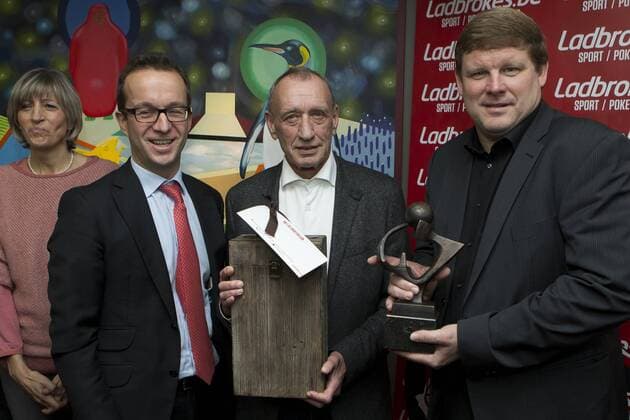 Fußball, Hein Vanhaezebrouck erählt Raymond Goethals Award - AALST, BELGIUM: Alexis Murphy, managing director of Ladbrokes Belgium, former soccer player Robert (Robbie) Rensenbrink and Gent s head coach Hein Vanhaezebrouck pictured at the fifth edition of the Raymond Goethals award, for the coach who was the closest to Raymond Goethals, Monday 07 December 2015, in Aalst. KRISTOFxVANxACCOM  x04753522x