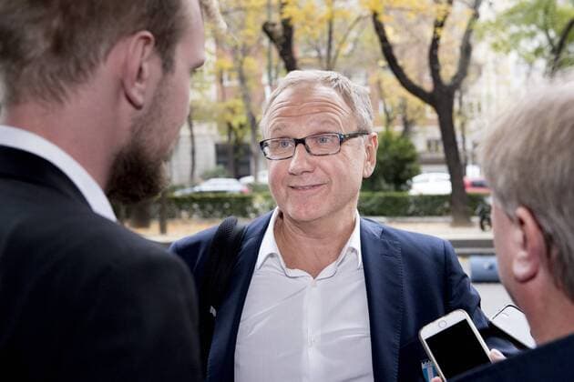 151207 Malmö FFs läkare Pär Herbertsson intervjuas när han ankommer till spelarhotellet den 7 december 2015 i Madrid.  Copyright: LUDVIGxTHUNMAN BB151207LT041