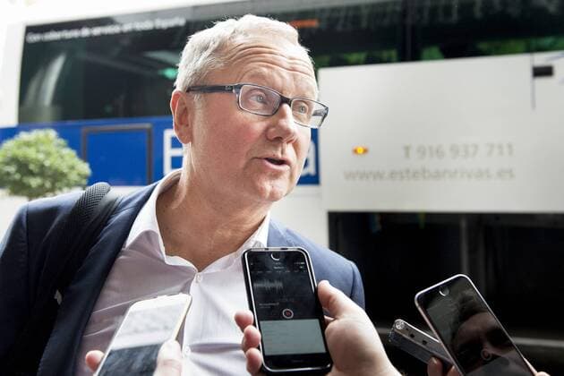 151207 Malmö FFs läkare Pär Herbertsson intervjuas när han ankommer till spelarhotellet den 7 december 2015 i Madrid.  Copyright: LUDVIGxTHUNMAN BB151207LT042