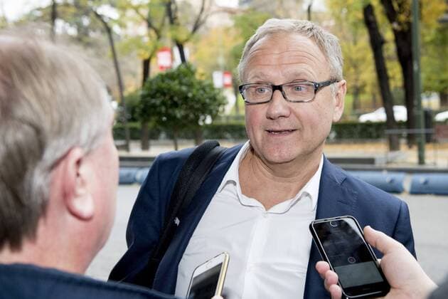 151207 Malmö FFs läkare Pär Herbertsson intervjuas när han ankommer till spelarhotellet den 7 december 2015 i Madrid.  Copyright: LUDVIGxTHUNMAN BB151207LT045