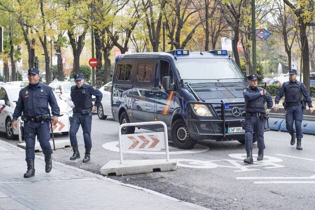 151207 Polisen som eskorterat spelarbussen till spelarhotellet den 7 december 2015 i Madrid.  Copyright: LUDVIGxTHUNMAN BB151207LT047