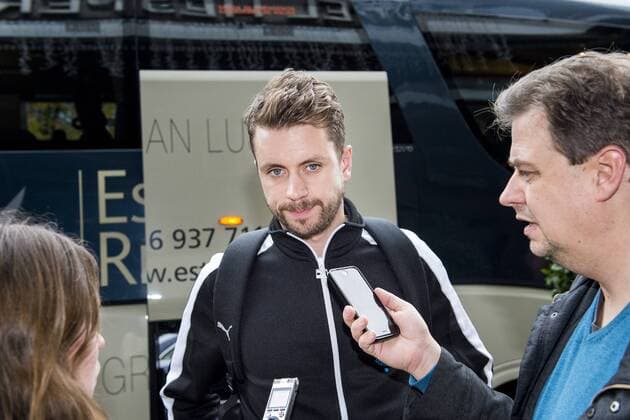 151207 Malmö FFs Kari Arnarson intervjuas när Malmö FF ankommer till spelarhotellet den 7 december 2015 i Madrid.  Copyright: LUDVIGxTHUNMAN BB151207LT053