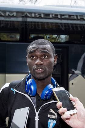 151207 Malmö FFs Enoch Kofi Adu intervjuas när Malmö FF ankommer till spelarhotellet den 7 december 2015 i Madrid.  Copyright: LUDVIGxTHUNMAN BB151207LT054