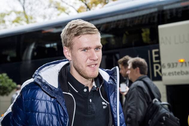 151207 Malmö FFs malvakt Fredrik Andersson intervjuas när Malmö FF ankommer till spelarhotellet den 7 december 2015 i Madrid.  Copyright: LUDVIGxTHUNMAN BB151207LT055