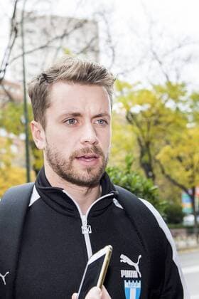 151207 Malmö FFs Kari Arnarson intervjuas när Malmö FF ankommer till spelarhotellet den 7 december 2015 i Madrid.  Copyright: LUDVIGxTHUNMAN BB151207LT057