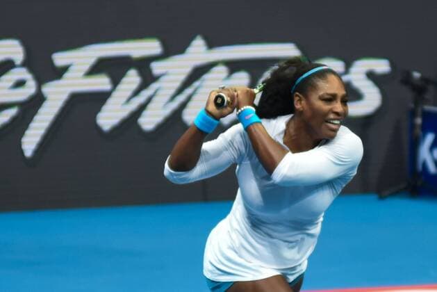 Bilder des Tages - SPORT Dec. 7, 2015 - Manila, Philippines - MANILA, Philippines - USAÃ¢â‚¬â ¢s Serena Williams of the Philippine Mavericks in action during the womenÃ¢â‚¬â ¢s singles match for the International Premiere Tennis League (IPTL) held at the Mall of Asia Arena in Pasay City, south of Manila on 07 December 2015. Widely regarded as the best female player of all time, the American is in the country along with other international tennis superstars for the star-studded premiere league. International Premiere Tennis League in Manila  - ZUMAn230
