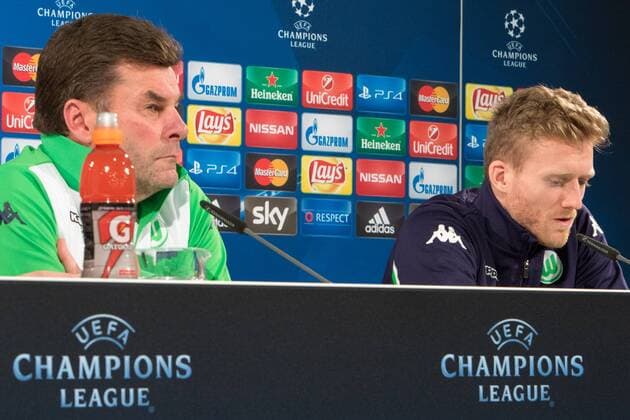 Fußball, UEFA Champions League, Abschlusstraining und Pressekonferenz VfL Wolfsburg; v.l. Dieter Hecking (Cheftrainer Wolfsburg) und Andre Schürrle (Weltmeister; Wolfsburg) Portrait, Porträt, Einzelbild. xtgx
