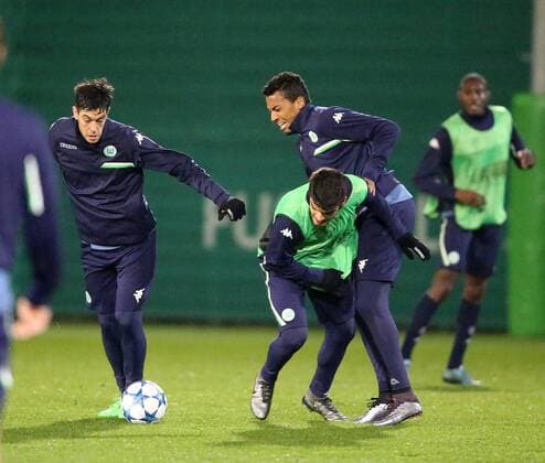 Abschlusstraining Luiz Gustavo (VfL Wolfsburg) im Zweikampf mit franzisco Rodriguez und felipe