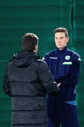 Fußball, UEFA Champions League, Abschlusstraining und Pressekonferenz VfL Wolfsburg; Dieter Hecking (Cheftrainer Wolfsburg) diskutiert mit Julian Draxler (Wolfsburg). xtgx
