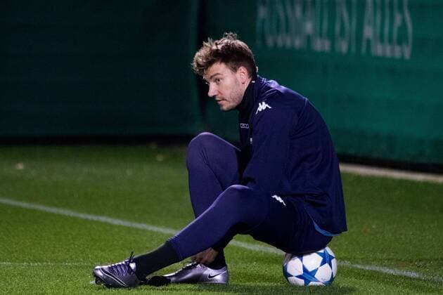 Fußball, UEFA Champions League, Abschlusstraining und Pressekonferenz VfL Wolfsburg; Nicklas Bendtner (Wolfsburg; Lord ) sitzt auf dem Ball, schnürt sich die Schuhe. xtgx