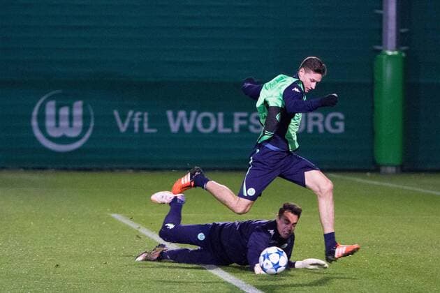 Fußball, UEFA Champions League, Abschlusstraining und Pressekonferenz VfL Wolfsburg; Julian Draxler (Wolfsburg) spielt Diego Benaglio (Wolfsburg; Kapitän, captain, Stammtorwart, Stammtorhüter) aus. xtgx