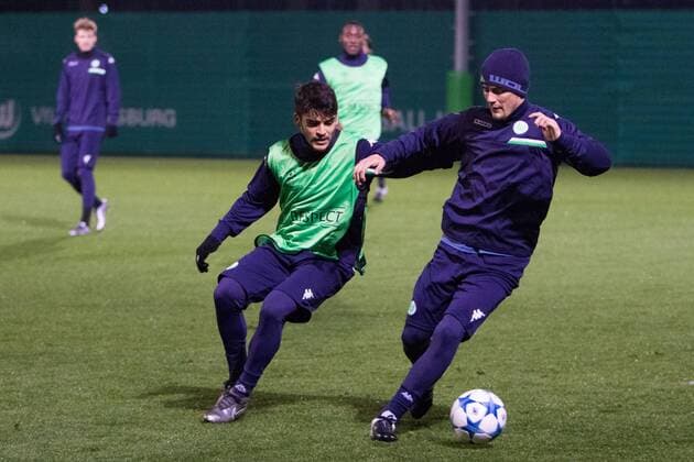 Fußball, UEFA Champions League, Abschlusstraining und Pressekonferenz VfL Wolfsburg; v.l. Francisco Rodriguez (Wolfsburg) gegen Marcel Schäfer (Wolfsburg; Publikumsliebling) Zweikampf, Duell, duell, tackle, Tackling, Aktion, action. xtgx