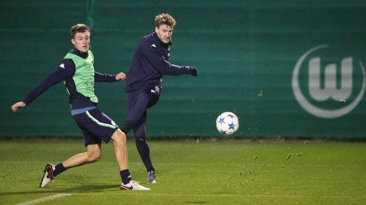 Abschlusstraining v.l. Robin Knoche (VfL Wolfsburg) und Nicklas Bendtner (VfL Wolfsburg)