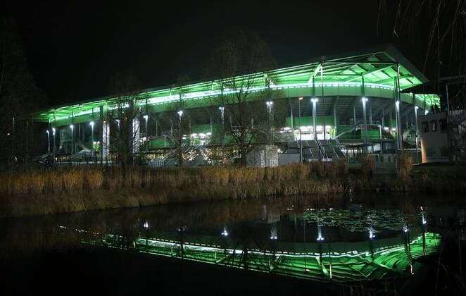 Volkswagenarena spiegelt sich im Teich des Allerparks