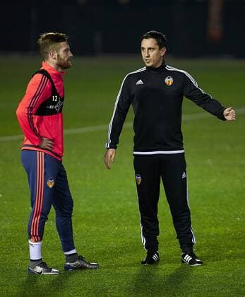 Bilder des Tages - SPORT Coach Gary Neville (Valencia) with Shkodran Mustafi - UEFA Champions League - pre match Training Session - Valencia CF vs Lyon - Paterna Training Ground - Valencia - Spain - 7th December 2015 - Pic David Aliaga Sportimage EDITORIAL USE ONLY. No use with unauthorised audio, video, data, fixture lists, club league logos or live services. Online in-match use limited to 120 images, no video emulation. No use in betting, games or single club league player publications.