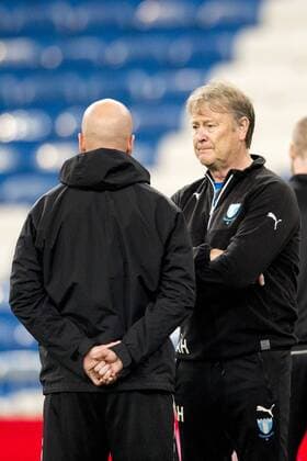 Fußball, Champions League, Training Malmö FF in Madrid 151207 Malmö FFs assisterande tränare Olof Persson och tränare ge Hareide i samtal under en träning och presskonferens den 7 december 2015 i Madrid.  Copyright: LUDVIGxTHUNMAN BB151207LT111