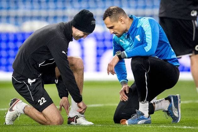 Fußball, Champions League, Training Malmö FF in Madrid 151207 Malmö FFs naprapat Wilner Registre undersöker Malmö FFs Magnus Wolff Eikrems fot under en träning och presskonferens den 7 december 2015 i Madrid.  Copyright: LUDVIGxTHUNMAN BB151207LT113