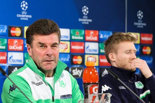 Trainer Dieter Hecking (VfL Wolfsburg) und Andre Schürrle (VfL Wolfsburg) - Champions League Gruppe B Saison 2015-2016 Pressekonferenz VfL Wolfsburg vs. Manchester United ManU in der Volkswagen Arena in Wolfsburg - Deutschland, Fussball, Mann,Männer,07.12.2015
