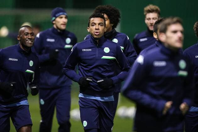 Aufwärmen - Luiz Gustavo (Mi.,VfL Wolfsburg) - Champions League Gruppe B Saison 2015-2016 Abschlusstraining VfL Wolfsburg vs. Manchester United ManU in der Volkswagen Arena in Wolfsburg - Deutschland, Fussball, Mann,Männer,07.12.2015