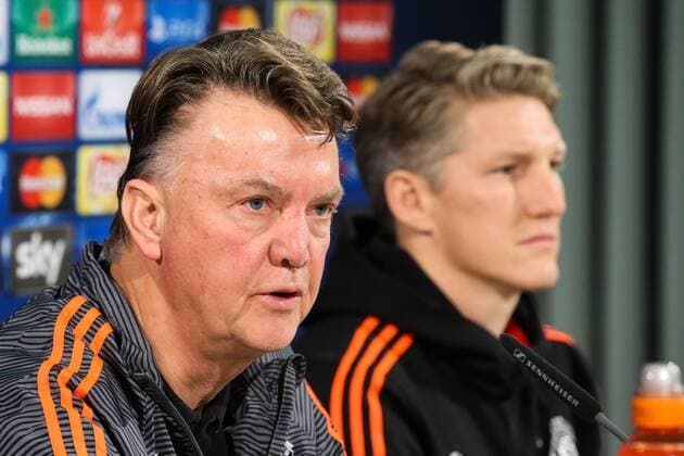 Trainer Louis van Gaal und Bastian Schweinsteiger Manchester United ManU - Champions League Gruppe B Saison 2015-2016 Pressekonferenz und Abschlusstraining VfL Wolfsburg vs. Manchester United in der Volkswagen Arena in Wolfsburg - Deutschland, Fussball, Mann,Männer,07.12.2015