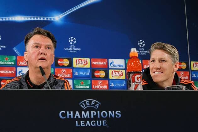 Bilder des Tages - SPORT Trainer Louis van Gaal und Bastian Schweinsteiger Manchester United ManU - Champions League Gruppe B Saison 2015-2016 Pressekonferenz und Abschlusstraining VfL Wolfsburg vs. Manchester United in der Volkswagen Arena in Wolfsburg - Deutschland, Fussball, Mann,Männer,07.12.2015