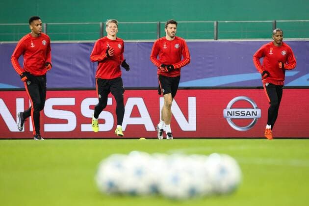 Bastian Schweinsteiger (li.) und Michael Carrick Manchester United ManU - Champions League Gruppe B Saison 2015-2016 Pressekonferenz und Abschlusstraining VfL Wolfsburg vs. Manchester United in der Volkswagen Arena in Wolfsburg - Deutschland, Fussball, Mann,Männer,07.12.2015