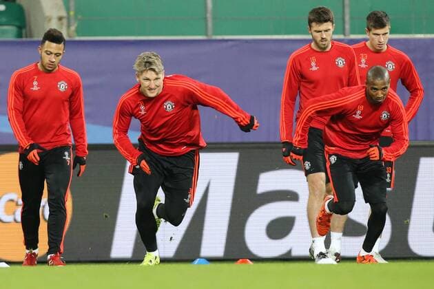 Bastian Schweinsteiger (li.) und Ashley Young Manchester United ManU - Champions League Gruppe B Saison 2015-2016 Pressekonferenz und Abschlusstraining VfL Wolfsburg vs. Manchester United in der Volkswagen Arena in Wolfsburg - Deutschland, Fussball, Mann,Männer,07.12.2015