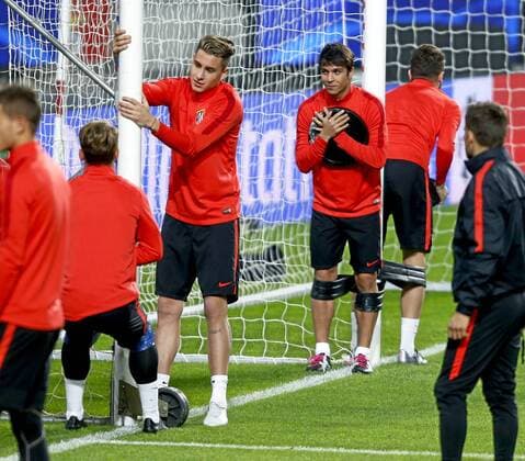 Atletico Madrid training session at Benficaxstadium before Champions League match. In this picture, Jose Maria Gimenez and Oliver Torres . xJOSExA.xGARCIAx 