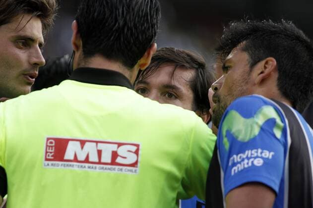 Fußball, Chile, Linienrichter simuliert und provoziert Platzverweis für Anyelo Zagal von Huachipato Football, Huachipato v Palestino 14th date, Aperture Championship 2015 Referee Claudio Puga during the first division football match at the Cap stadium. Talcahuano, Chile. 30 11 2015 DragomirYankovic Photosport Huachipato v Palestino - 