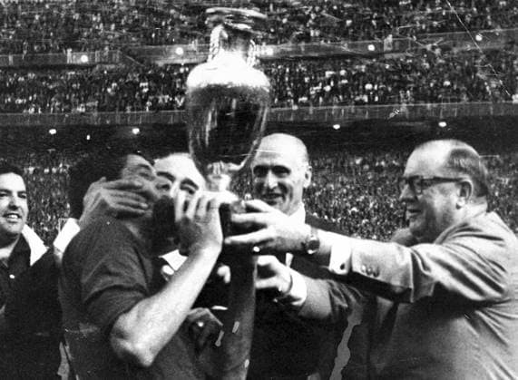 Fernando Olivella (ESP) bekommt von FIFA Präsident Sir Stanley Rous Pokal. xFOTOxMANZANO ARCHIVOxMARCAx 