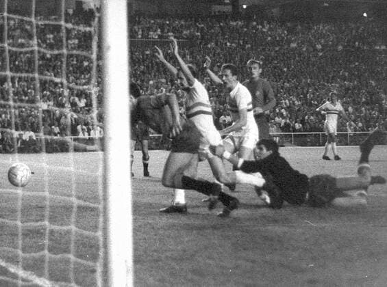 Ferenc Bene (HUN) trifft gegen Jose Angel Iribar (ESP, R) xALFREDO ARCHIVOxMARCAx 