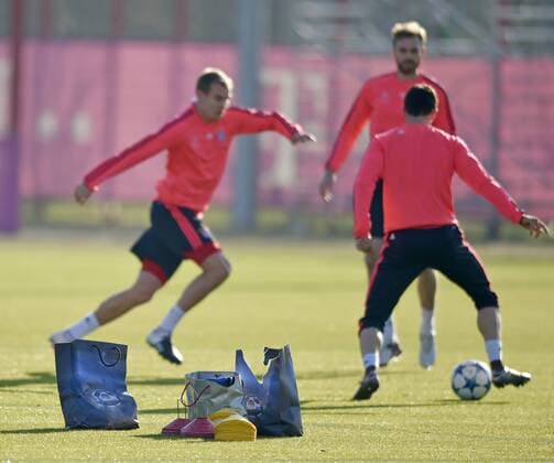 08.12.2015, Fussball 1.Bundesliga 2015 2016, FC Bayern München, Training an der Säbenerstrasse in München vor dem Championsleague-Spiel in Zagreb. Vorne rechts: Die kaputtgetretene Papiertasche, die Holger Badstuber (FC Bayern München) wütend zertreten hat. 