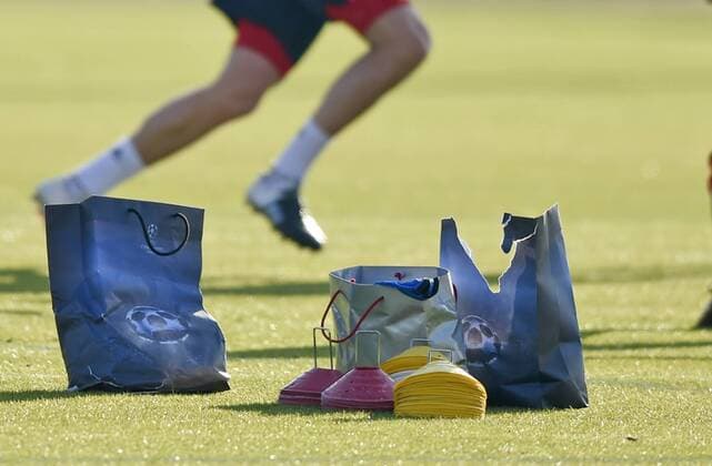 08.12.2015, Fussball 1.Bundesliga 2015 2016, FC Bayern München, Training an der Säbenerstrasse in München vor dem Championsleague-Spiel in Zagreb. Vorne rechts: Die kaputtgetretene Papiertasche, die Holger Badstuber (FC Bayern München) wütend zertreten hat. 