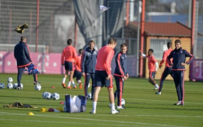 08.12.2015, Fussball 1.Bundesliga 2015 2016, FC Bayern München, Training an der Säbenerstrasse in München vor dem Championsleague-Spiel in Zagreb. Holger Badstuber (FC Bayern München) zertrümmert eine Papiertasche mit Trainingsleibchen, die im hohen Bogen durch die Luft fliegen, nachdem er einen Ball in seine Weichteile bekommen hat. re: Thomas Müller (FC Bayern München) und mitte: Philipp Lahm (FC Bayern München) beobachten es amüsiert. 