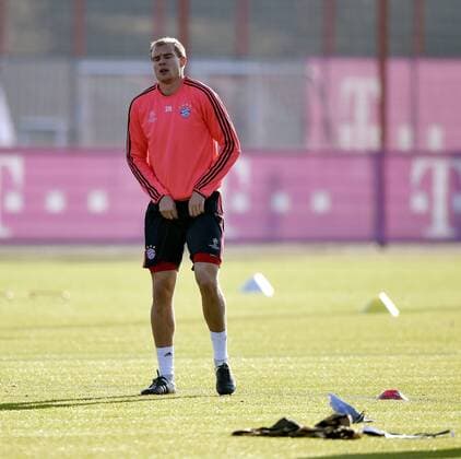 08.12.2015, Fussball 1.Bundesliga 2015 2016, FC Bayern München, Training an der Säbenerstrasse in München vor dem Championsleague-Spiel in Zagreb. Holger Badstuber (FC Bayern München) hat Schmerzen in den Weichteilen, nach einem Ball den er dort abbekommen hat. Vorne liegen die Teile einer Papiertasche, die er aus Wut darüber zertreten hat. 