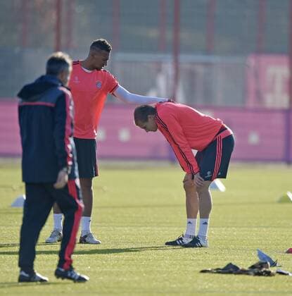 08.12.2015, Fussball 1.Bundesliga 2015 2016, FC Bayern München, Training an der Säbenerstrasse in München vor dem Championsleague-Spiel in Zagreb. Holger Badstuber (FC Bayern München) hat Schmerzen in den Weichteilen, nach einem Ball den er dort abbekommen hat. rechts am Boden liegen die Teile einer Papiertasche, die er aus Wut darüber zertreten hat. Jerome Boateng (li, FC Bayern München) tröstet ihn. 