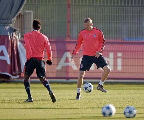 08.12.2015, Fussball 1.Bundesliga 2015 2016, FC Bayern München, Training an der Säbenerstrasse in München vor dem Championsleague-Spiel in Zagreb. re: Sebastian Rode (FC Bayern München) am Ball. 