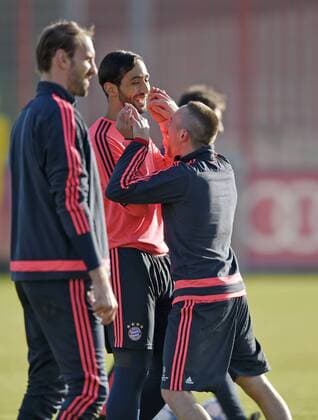 08.12.2015, Fussball 1.Bundesliga 2015 2016, FC Bayern München, Training an der Säbenerstrasse in München vor dem Championsleague-Spiel in Zagreb. v.li: Mehdi Benatia (FC Bayern München) und Franck Ribery (FC Bayern München) gut gelaunt. 