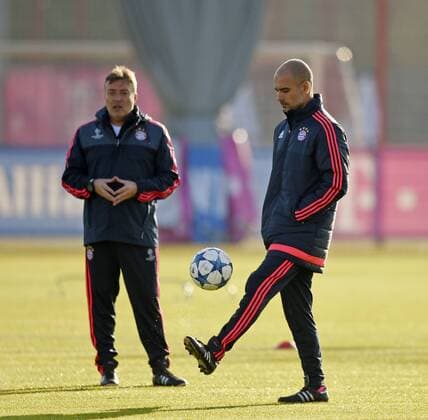 08.12.2015, Fussball 1.Bundesliga 2015 2016, FC Bayern München, Training an der Säbenerstrasse in München vor dem Championsleague-Spiel in Zagreb. Trainer Pep Guardiola (FC Bayern München) jongliert den Ball. 