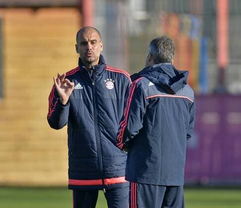 08.12.2015, Fussball 1.Bundesliga 2015 2016, FC Bayern München, Training an der Säbenerstrasse in München vor dem Championsleague-Spiel in Zagreb. Trainer Pep Guardiola (li, FC Bayern München) diskutiert mit Co-Trainer Domenec Torrent (FC Bayern München) 
