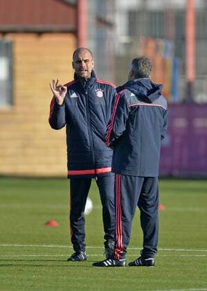 08.12.2015, Fussball 1.Bundesliga 2015 2016, FC Bayern München, Training an der Säbenerstrasse in München vor dem Championsleague-Spiel in Zagreb. Trainer Pep Guardiola (li, FC Bayern München) diskutiert mit Co-Trainer Domenec Torrent (FC Bayern München) 