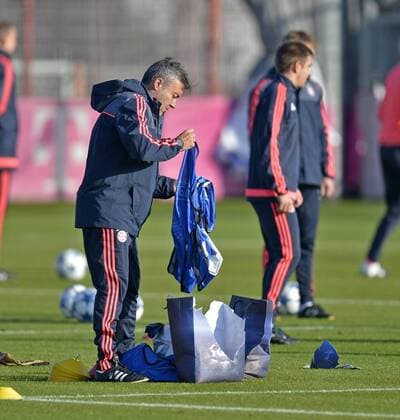 08.12.2015, Fussball 1.Bundesliga 2015 2016, FC Bayern München, Training an der Säbenerstrasse in München vor dem Championsleague-Spiel in Zagreb. Vorne rechts: Die kaputtgetretene Papiertasche, die Holger Badstuber (FC Bayern München) wütend zertreten hat. Co-Trainer Domenec Torrent (FC Bayern München) sortiert die Leibschen. 