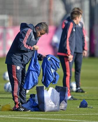 08.12.2015, Fussball 1.Bundesliga 2015 2016, FC Bayern München, Training an der Säbenerstrasse in München vor dem Championsleague-Spiel in Zagreb. Vorne rechts: Die kaputtgetretene Papiertasche, die Holger Badstuber (FC Bayern München) wütend zertreten hat. Co-Trainer Domenec Torrent (FC Bayern München) sortiert die Leibschen. 